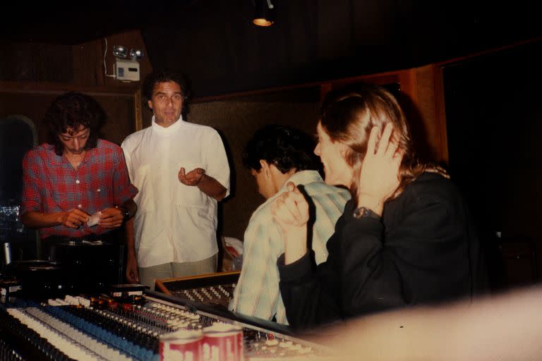 Julio Moura, Roberto Jacoby, Sergio Murillo, Federico Moura y Mario Serra en los Estudios Somlivre, de Río de Janeiro, durante la grabación de Superficies de placer, en 1987