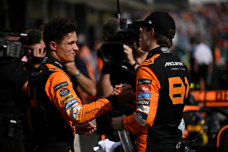 El saludo de Lando Norris con Óscar Piastri, tras la victoria del joven australiano en el Gran Premio de Hungría; el británico mantuvo la tensión con su ingeniero por la devolución del primer puesto a su compañero de garaje