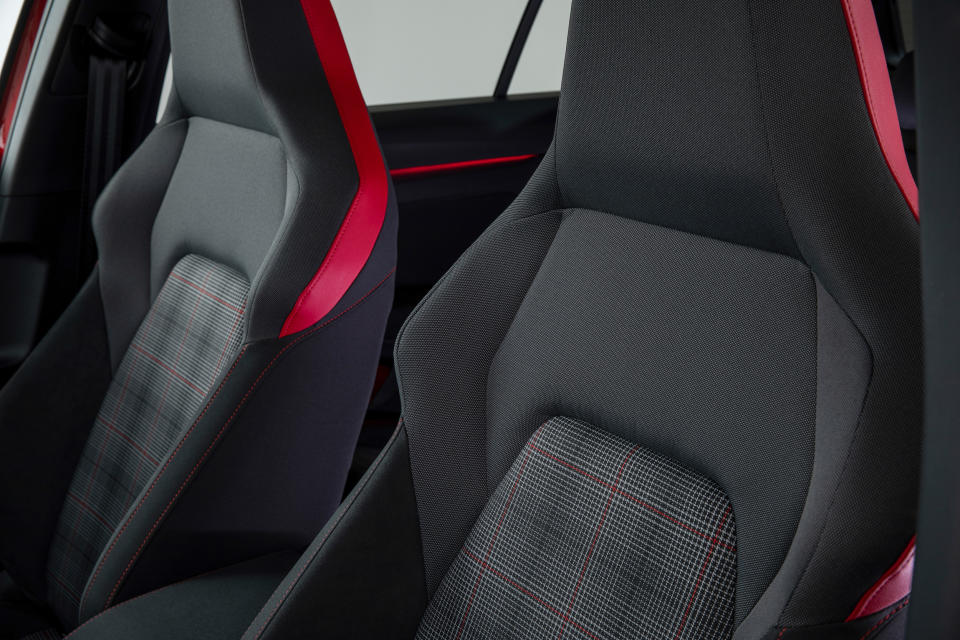 Golf 8 GTI 首次導入 Vienna 真皮跑車型座椅附駕駛座電動調整、雙前座通風加熱等功能。