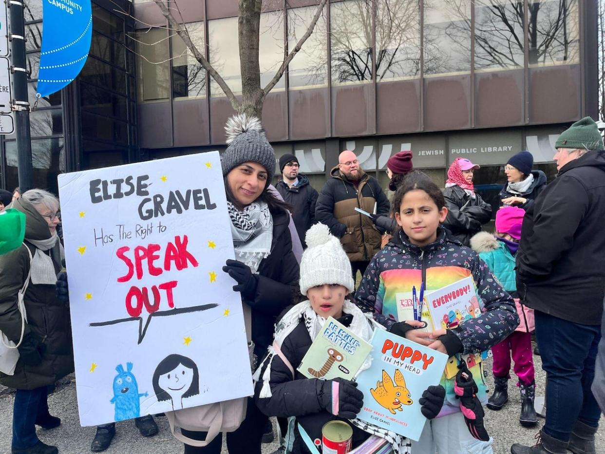 Ola Shaheen and her two daughters came out to Sunday's rally to show their support for Quebec children's author Élise Gravel, whose books were removed from the shelves of Montreal's Jewish Public Library over comments she made on social media. (Mélissa François/CBC - image credit)