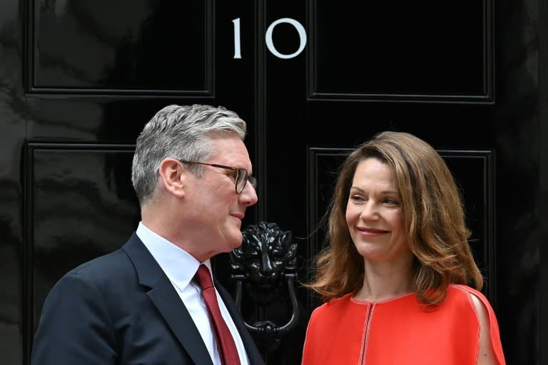 Le nouveau Premier ministre britannique Keir Starmer et son épouse Victoria à leur arrivée à Downing Street le 5 juillet 2024 (JUSTIN TALLIS)