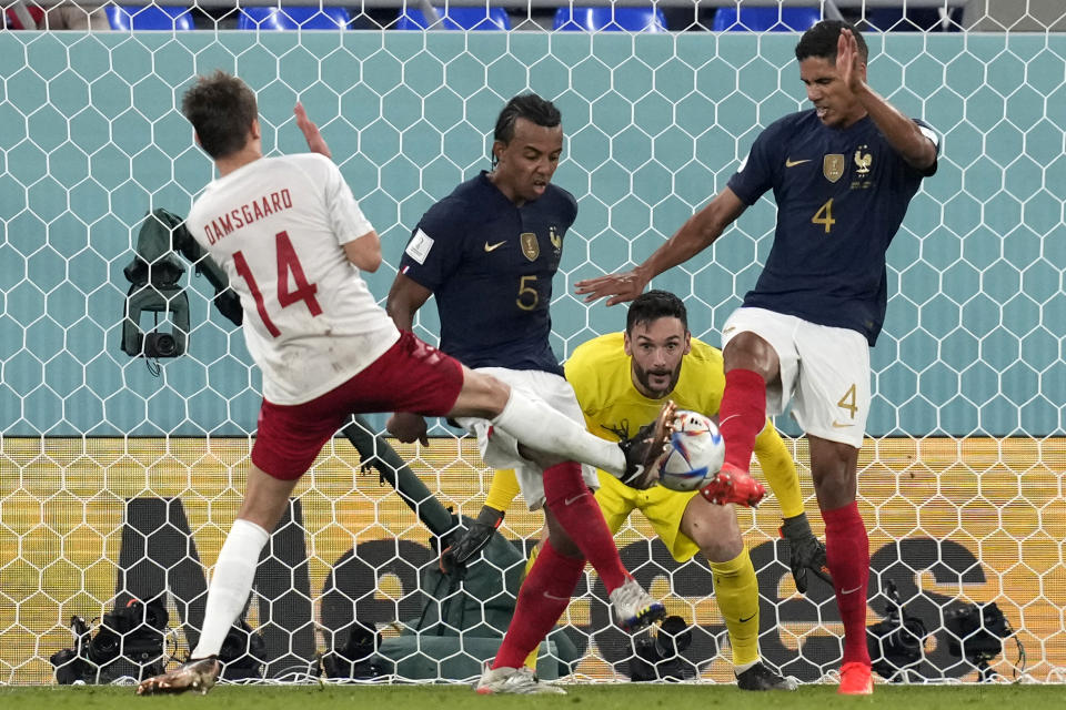 El arquero francés Hugo Lloris observa un remate durante un juego del Grupo D del Mundial entre Francia y Dinamarca, en el estadio 974 en Doha, Qatar, el 26 de noviembre de 2022. (AP Foto/Thanassis Stavrakis)