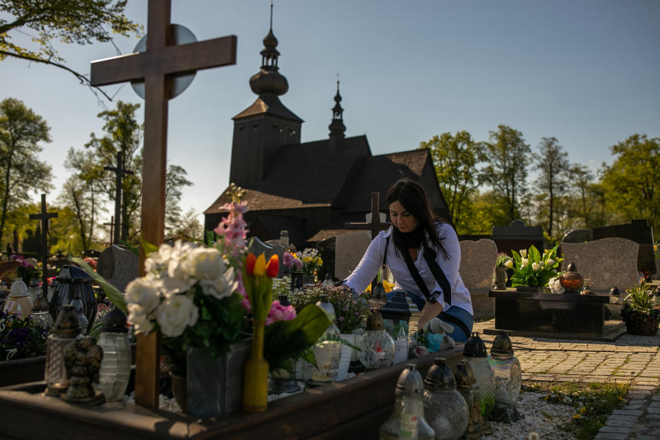 Barbara Skrobol visita la tumba de su cuñada Izabela Sajbor, que murió de sepsis después de que los médicos se negaran a extraerle el feto en virtud de la estricta prohibición del aborto en el país, en Cwiklice, Polonia, el 10 de mayo de 2022. (Anna Liminowicz/The New York Times)