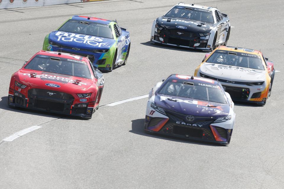 Denny Hamlin, abajo a la derecha, lidera un grupo de autos durante la Toyota Owners 400 2022 en Richmond Raceway.