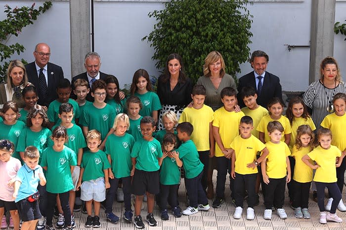 La reina Letizia con los alumnos de un colegio de La Palma durante la apertura del curso escolar