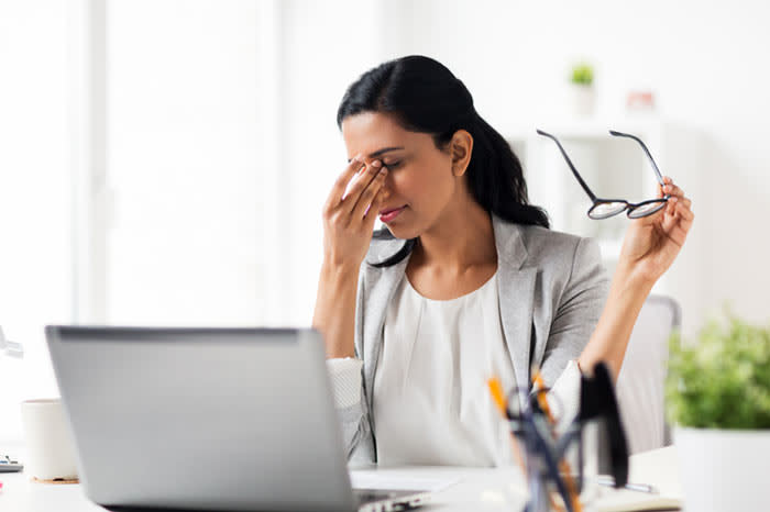 mujer con molestia en los ojos