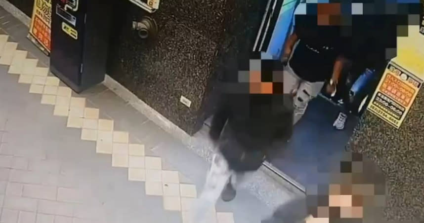 新北市板橋區昨日某間壽司店員工遭砍，涉案少年行徑囂張，今日凌晨遭逮。（圖／翻攝畫面）