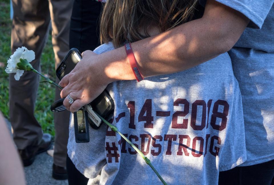 <p>Una madre abraza a su hija mientras padres y estudiantes llegan a la escuela Marjory Stoneman Douglas en Parkland, estado de Florida (Estados Unidos), hoy 28 de febrero de 2018. Dos semanas después de que un exalumno matara a 17 personas, las aulas de la escuela vuelven a llenarse de estudiantes, muchos de ellos convertidos en activistas contra las armas. EFE/ Cristobal Herrera </p>