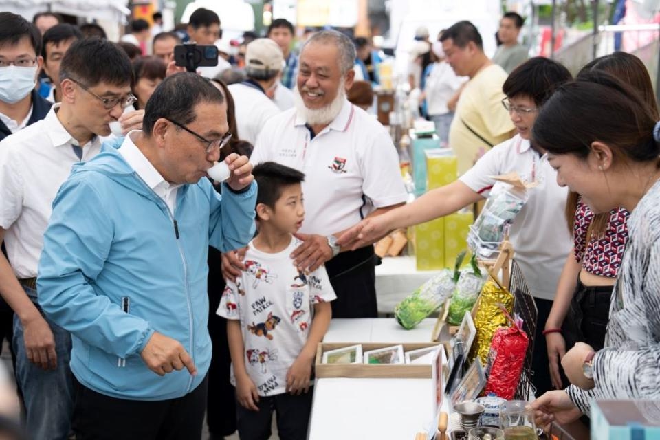 《圖說》侯友宜市長於春飲市集內，品在地好茶。〈農業局提供〉