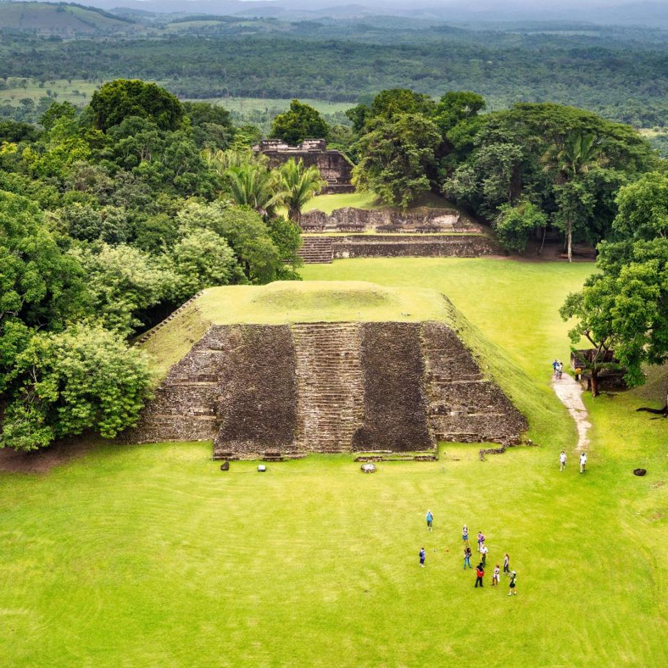 Vista desde El Castillo en Xunantunich, ruinas mayas en Belice