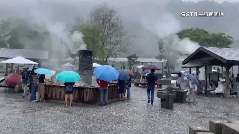 雖然山區還是有下雨，遊客在地熱公園依然撐著雨傘在煮食區體驗。