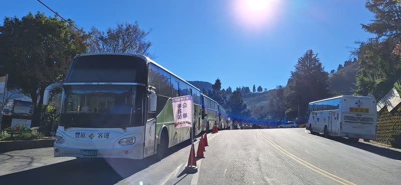 配合武陵櫻花季  中市府規劃賞櫻專車 台中市交通局配合武陵櫻花季，在梨山端規劃武陵農 場賞櫻專車，並首度與民間業者攜手推出「Taichung  go套票×武陵花季交通聯票」。 （台中市府提供） 中央社記者趙麗妍傳真  113年3月2日 