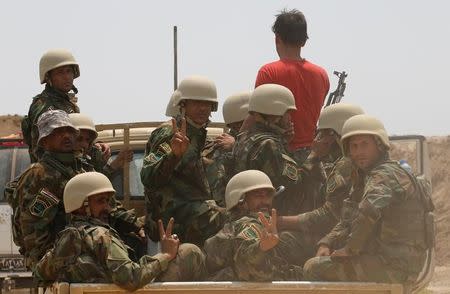 Fighters from Iraqi Shiite group Kataib Sayyid al-Shuhada gather near Falluja, Iraq, May 23, 2016. REUTERS/Thaier Al-Sudani