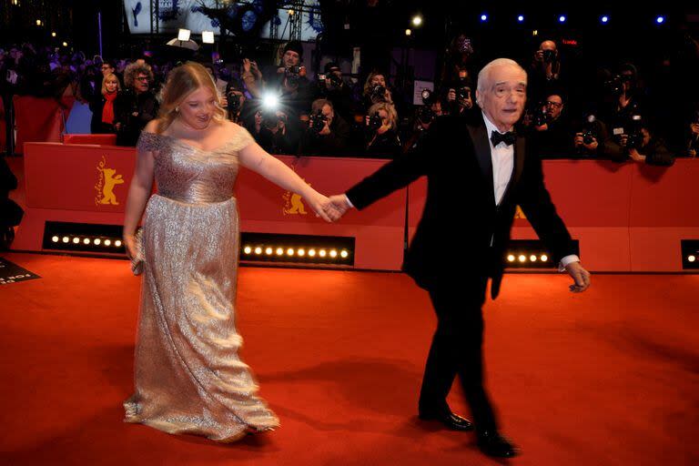 Scorsese y su hija Francesca caminan por la alfombra roja de la Berlinale rumbo a la ceremonia en la que el director recibió el Oso de Oro a la trayectoria