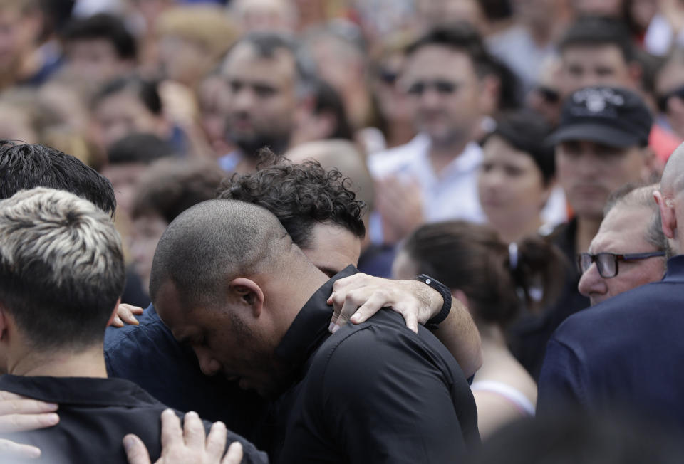 Familias y amigos lloran al futbolista argentino Emiliano Sala en Progreso, Argentina, donde fue enterrado el sábado 16 de enero de 2019. (AP Foto/Natacha Pisarenko)