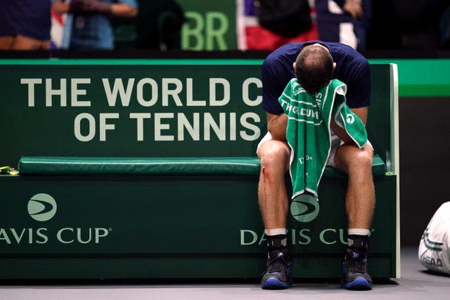 Andy Murray sobs into his towel