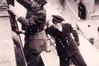 <p>L’enseigne de vaisseau avec son père, le général de Gaulle, dans le port de Weymouth en Angleterre, en 1943.</p>