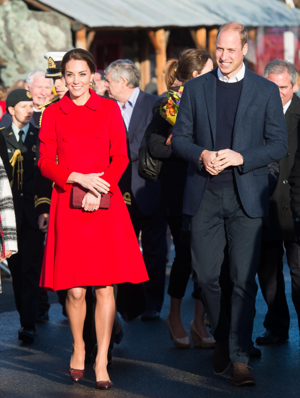 Nur wenige Stunden zuvor trug die Herzogin für den Besuch eines Museums und einer Tagesstätte noch einen feuerroten Mantel von Carolina Herrera mit weinroten Pumps. (Foto: Getty Images)