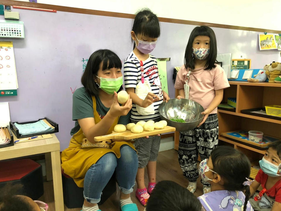 教師講解蔥油餅製作。(由光武非營利幼兒園提供)