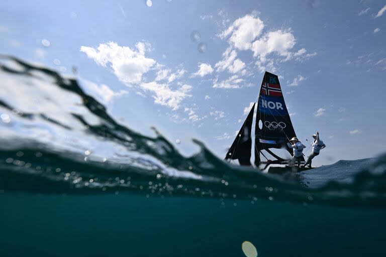 El dúo noruego Helene Naess y Marie Roenningen navegan en la décima carrera del esquife femenino 49erFX durante la competición de vela 