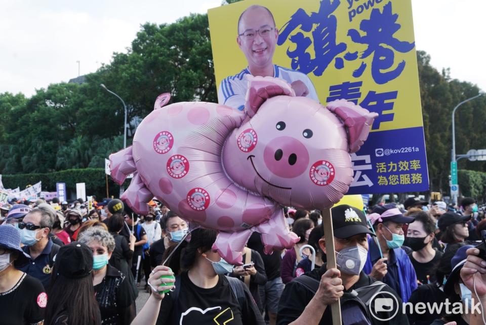 一場爭取勞工權益的秋鬥遊行因爲今年加入「反萊豬」與「捍衛新聞自由」的訴求，因而吸引許多藍營的各路人馬走上街頭，反對蔡英文。   圖：張良一/攝