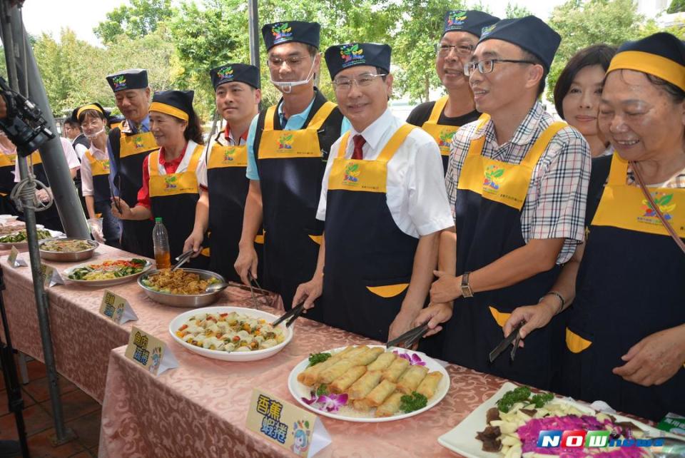 ▲嘉義市長和議員們為與會民眾分發佳餚。（圖／記者郭政隆攝影2017.9.25）