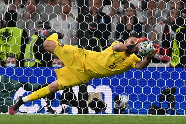 Gianluigi Donnarumma ataja el disparo de Jadon Sancho en la tanda de penales durante la final de la Eurocopa entre Italia e Inglaterra, en el estadio de Wembley; el arquero (22) tiene un futuro extraordinario