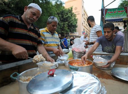 Egyptian Coptic Christians prepare free meals for Muslim neighbors during Ramadan in Cairo, Egypt June 18, 2017. Picture taken June 18, 2017. REUTERS/Mohamed Abd El Ghany