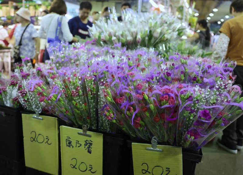 台北建國花市假日採買人潮（3） 台北建國假日花市5日有不少人潮，現場販售康乃馨 等各式花卉，吸引民眾前往採買，慶祝母親節。 中央社記者趙世勳攝  113年5月5日 