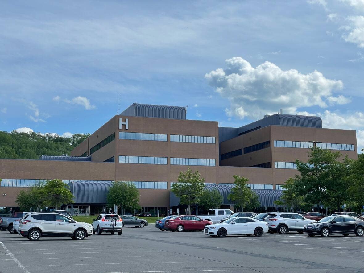 The Vitalité Health Network is temporarily reducing the number of beds in the intensive care unit at the Campbellton Regional Hospital. (Alexandre Silberman/CBC - image credit)