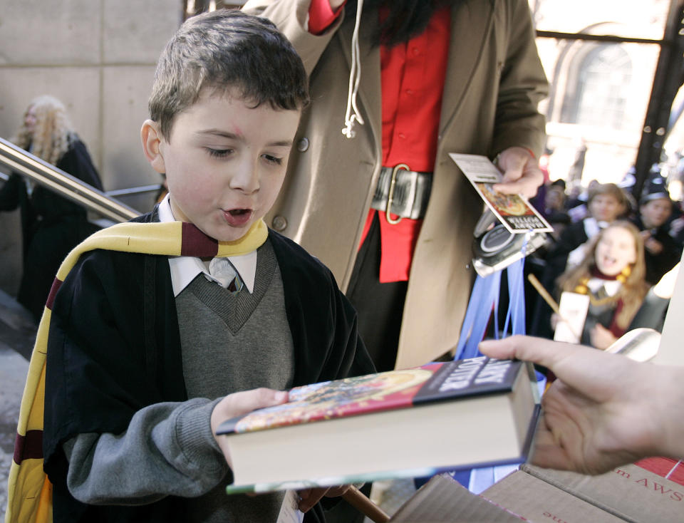 2007年在雪梨一名小男孩開心拿到剛出版的《哈利波特：死神的聖物》小說。圖片來源：REUTERS
