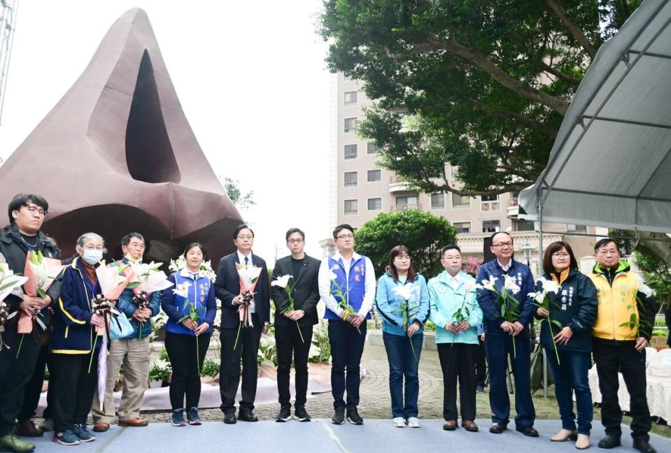 張市長與27名家屬代表、與會人員在紀念碑前獻花，追思受難者。圖/桃園市政府提供