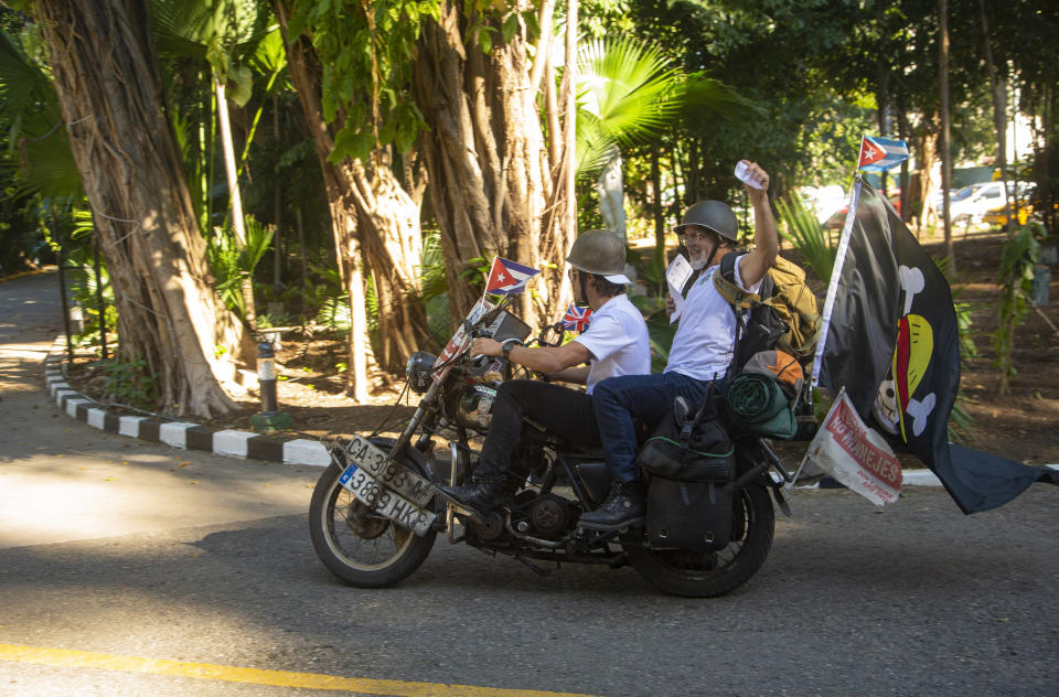 Un par de hombres conducen su motocicleta durante el Rally de Autos Antiguos de La Habana, en La Habana, Cuba, el domingo 3 de diciembre de 2023. (Foto AP/Ismael Francisco)