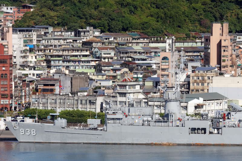 Un barco de la Marina de Taiwán se ve en el puerto de Keelung, Taiwán