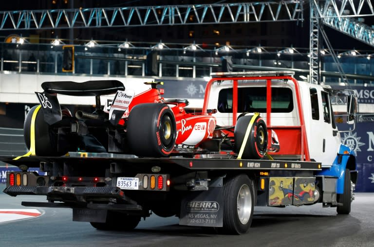 La Ferrari de Carlos Sainz dépannée après azvoir roulé sur le couvercle d'une bouche d'égoût pendant les essais libres du GP de F1 de Las Vegas le 16 novembre 2023 (Chris Graythen)