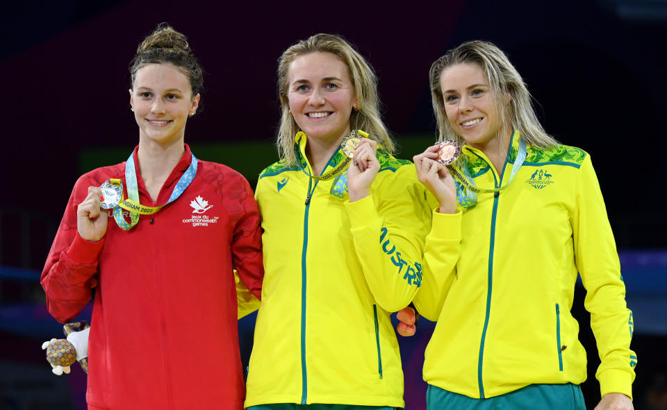 SMETHWICK, ENGLAND - AUGUST 03: (L-R) Silver medalist, Summer McIntosh of Team Canada, Gold medalist, Ariarne Titmus of Team Australia and Bronze medalist, Kiah Melverton of Team Australia pose with their medals during the medal ceremony for the Women's 400m Freestyle Final on day six of the Birmingham 2022 Commonwealth Games at Sandwell Aquatics Centre on August 03, 2022 in Smethwick, England. (Photo by Quinn Rooney/Getty Images)