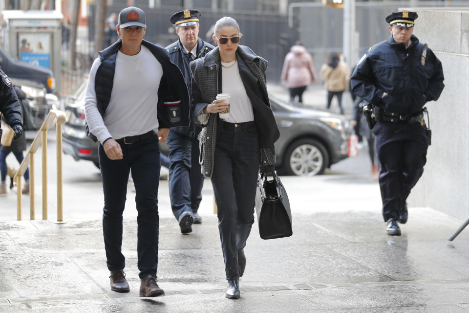 La supermodelo Gigi Hadid llega a un tribunal en Manhattam durante el proceso de selección del jurado para el juicio de Harvey Weinstein, el jueves 16 de enero del 2020 en Nueva York. (AP Foto/Seth Wenig)