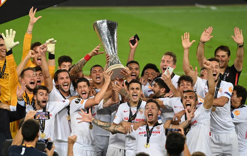 Los jugadores del Sevilla celebran con la copa tras ganar 3-2 la final de la Europa League al Inter de Milán, en el RheinEnergieStadion, Colonia, Alemania