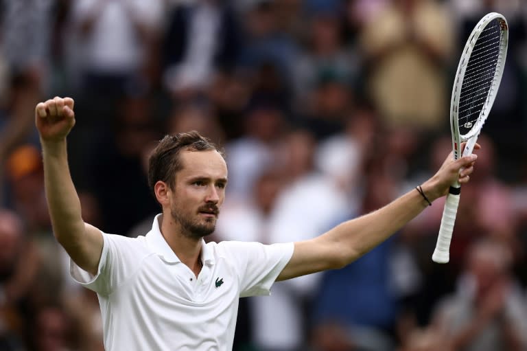 Daniil Medvedev vainqueur de Jannik Sinner 6-7, 6-4, 7-6, 2-6 6-3 en quart de finale de Wimbledon, le 9 juillet 2024 (HENRY NICHOLLS)