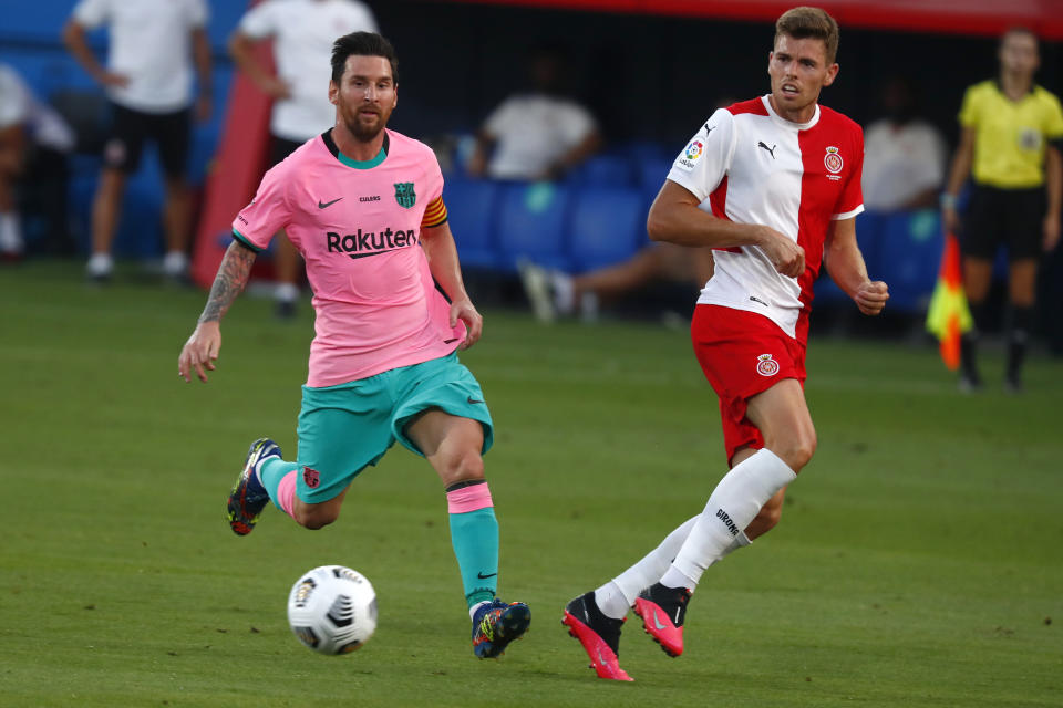 El delantero argentino Lionel Messi del Barcelona avanza con el balón en un partido amistoso con el Girona, en el estadio Johan Cruyff de Barcelona, España, el miércoles 16 de septiembre de 2020. (AP Foto/Joan Monfort)