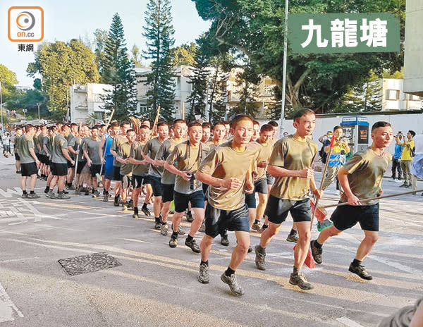 大批駐港解放軍操出九龍東軍營，快速清理聯福道的路障。（余宏基攝）