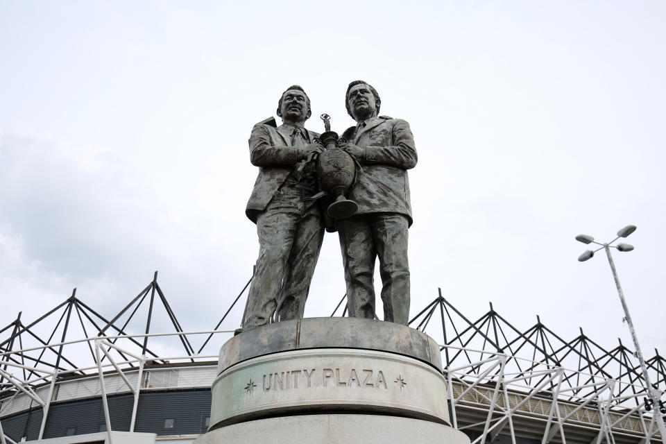 Estatua de Brian Clough y Peter Taylor (auxiliar técnico de Clough por más de 20 años) afuera del Pride Park Stadium, casa del Derby County  (Foto de: Barrington Coombs/PA Images via Getty Images)