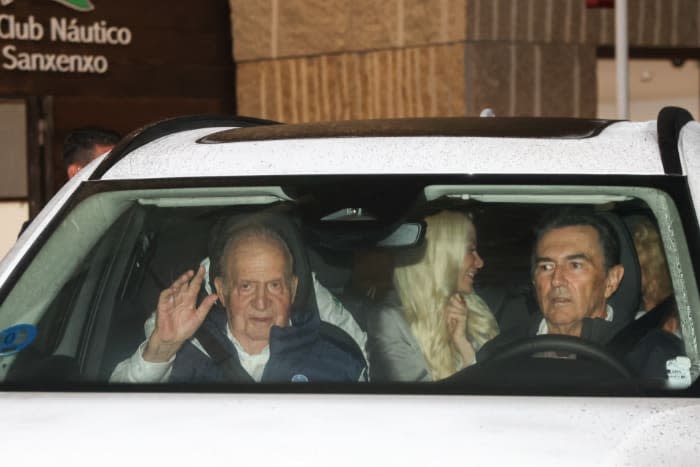 Don Juan Carlos saludando desde el coche