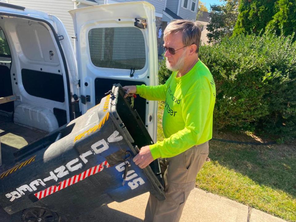 Gus Vandermeeren decided to start his garbage collecting hobby while watching British football on the couch. “If I can do it,” he asks, “why not?”