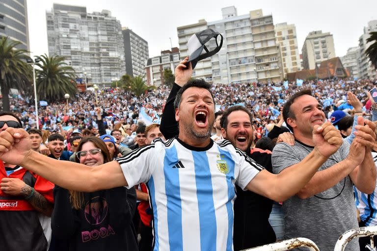 Los hinchas argentinos festejan en Mar del Plata el triunfo de la Selección frente a México