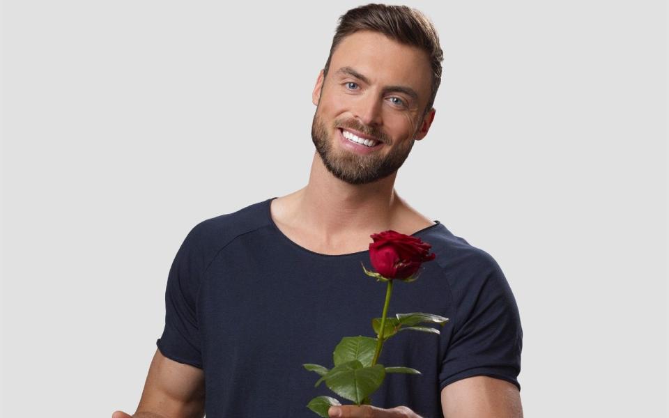 Sprungbrett in die große Liebe? Oder doch eher in eine Karriere als C-Promi? Paul Janke, Sebastian Preuß und zuletzt Niko Griesert (Bild) - sie alle verteilten als "Der Bachelor" Rosen an ihre Herzensdamen. Die mondäne Fummelorgie ist für RTL eine sichere Quotenbank. (Bild: TVNOW / Ruprecht Stempell)