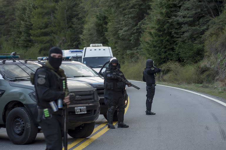 Bariloche. Operativo de fuerzas federales en ocupacion mapuche de Mascardi.