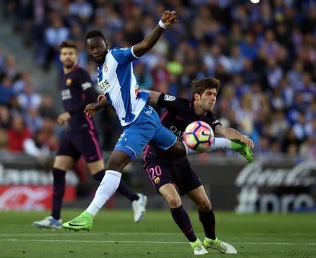 Soccer Football - Espanyol v Barcelona - Spanish La Liga Santander - RCDE stadium, in Cornella-El Prat (Barcelona), Spain - 29/04/2017. Barcelona's Sergi Roberto and Espanyol's Felipe Caicedo in action. REUTERS/Albert Gea