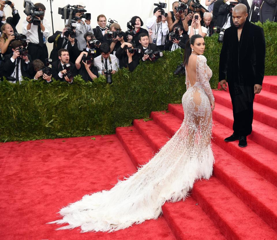 <p><b>How to watch the Met Gala Red Carpet?</b></p><p>From 7:00 PM EST to 8:00 PM EST, you will be able to watch the red carpet arrivals on <a rel="nofollow noopener" href="https://www.facebook.com/Vogue?mbid=synd_yahooentertainment" target="_blank" data-ylk="slk:Vogue’s Facebook page;elm:context_link;itc:0;sec:content-canvas" class="link "><em>Vogue</em>’s Facebook page</a>. The video will make use of the company’s 360-view live stream and promises to make you feel as if you’re standing right on the Fifth Avenue stairway.</p>