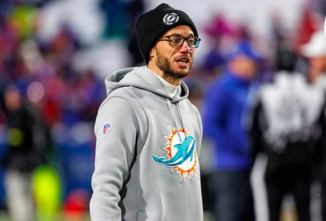 The Dolphins-Bills game had to be paused due to fans throwing snowball